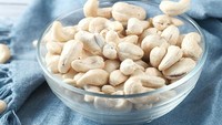 Sekitar tahun 1970an kacang mete masih menjadi barang mewah. Saat itu sekantung kacang mete bisa dijual hingga Rp 331.000. Foto: Bored Panda