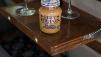 Pada awal 1990an, memiliki mustard kemasan di rumah menandakan bahwa kecukupan ekonomi rumah tersebut. Terutama untuk merek jual bernama Grey Poupon yang identik dengan harganya yang mahal. Foto: Bored Panda