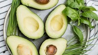 Seorang netizen mengatakan dahulu keluarganya hanya menikmati alpukat setahun sekali karena harganya mahal. Tetapi kini alpukat sudah menjadi buah yang selalu tersedia setiap tahun dengan harga murah. Foto: Bored Panda