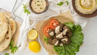 Dahulu hummus hanya disajikan di atas meja makan orang-orang kaya di Timur Tengah. Seiring berkembangnya zaman, hummus kini dinikmati berbagai kalangan hingga disajikan di supermarket. Foto: Bored Panda