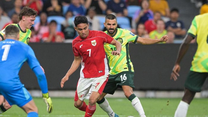 PADDINGTON, NEW SOUTH WALES, AUSTRALIA - 2025/03/20: Marselino Ferdinan (L) of Indonesia men football team and Aziz Behich (R) of Australia men football team seen in action during the AFC Asian Qualifiers 2026 Road to 26 match between Australia and Indonesia held at the Sydney Football Stadium. Final score; Australia 5 : 1 Indonesia. (Photo by Luis Veniegra/SOPA Images/LightRocket via Getty Images)