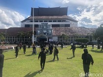 Protes UU TNI, Mahasiswa Turunkan Bendera Setengah Tiang di DPRD Palangkaraya