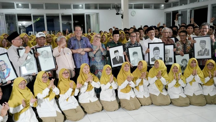 Chairul Tanjung berpandangan bahwa pendidikan merupakan salah satu upaya penting untuk memutus mata rantai kemiskinan. Karenanya, dia mengapresiasi upaya