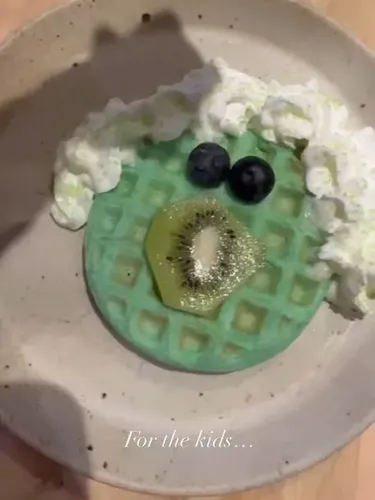 Meghan Markle membuat wafel