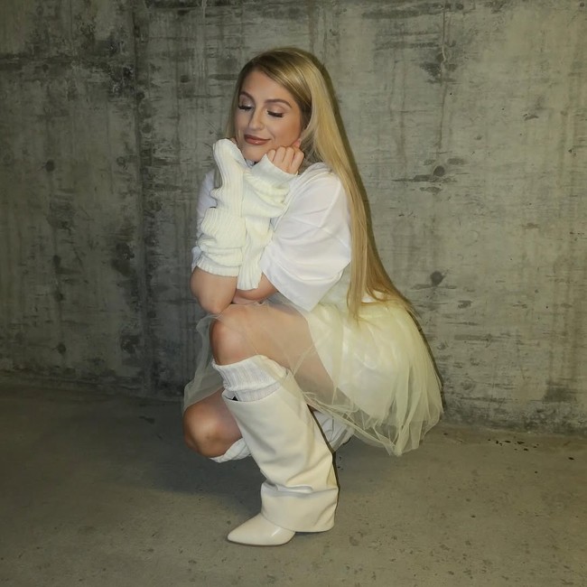 Perubahan drastis pada tubuh Meghan langsung menuai berbagai reaksi di kolom komentar. Beberapa penggemar menyoroti perbedaan bentuk tubuhnya yang kini jauh lebih kecil dibandingkan sebelumnya. Tak sedikit juga yang mengritik, mengingat di awal kemunculannya, dia kerap menyerukan body positivity. Foto: Instagram/@meghantrainor