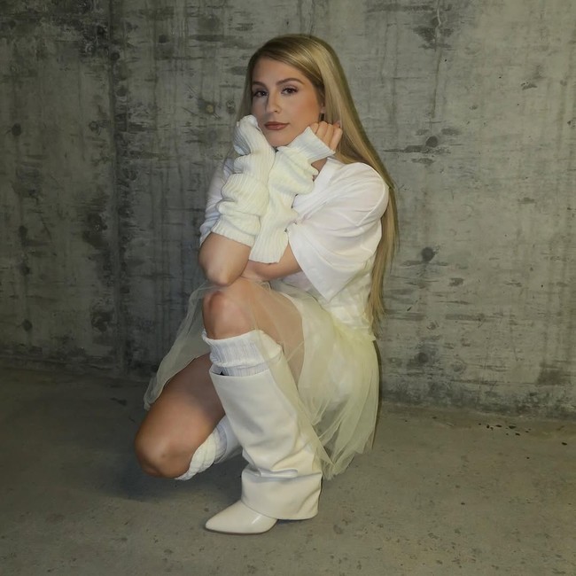 Tidak, penampilanku tidak seperti sepuluh tahun yang lalu. Aku sedang dalam perjalanan untuk menjadi versi diriku yang paling sehat dan terkuat demi anak-anakku dan diriku sendiri, tulis Meghan di Instagram yang diikuti 18 juta pengikut itu.  Foto: Instagram/@meghantrainor