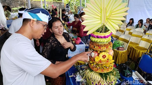 menghias penjor blitar