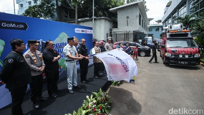 Menko PMK dan Kakorlantas Lepas Tim Liputan Mudik Transmedia Menteri Koordinator Bidang Manusia dan Kebudayaan (Menko PMK) Pratikno dan Kakorlantas Agus Suryo memakaikan seragam liputan mudik kepada jurnalis Trans Corp saat Pelepasan Tim Mudik 2025 Trans Media, di Jakarta, Senin (24/3/2025).