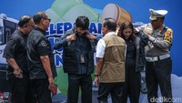 Menteri Koordinator Bidang Manusia dan Kebudayaan (Menko PMK) Pratikno dan Kakorlantas Agus Suryo memakaikan seragam liputan mudik kepada jurnalis Trans Corp.