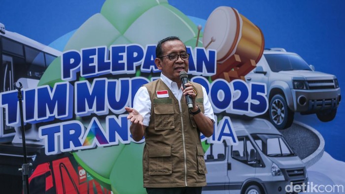 Menteri Koordinator Bidang Manusia dan Kebudayaan (Menko PMK) Pratikno dan Kakorlantas Agus Suryo memakaikan seragam liputan mudik kepada jurnalis Trans Corp saat Pelepasan Tim Mudik 2025 Trans Media, di Jakarta, Senin (24/3/2025).