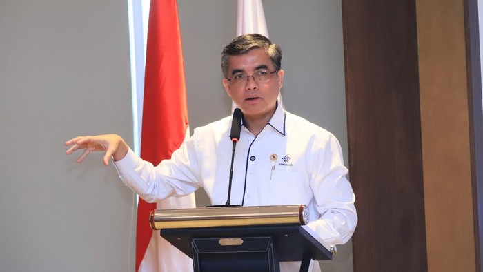 Menteri Ketenagakerjaan Yassierli menyaksikan penandatanganan deklarasi Stop Percaloan : Membangun Komitmen Bersama untuk Rekruitmen Tenaga Kerja yang Adil dan Transparan di Karawang International Industry City (KIIC) Karawang, Jawa Barat, Senin (24/3/2025).