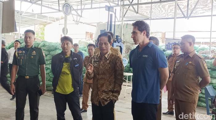 Menteri Lingkungan Hidup Hanif Faisol Nurofiq saat mengunjungi workshop pengelolaan sampah Komunitas Sungai Watch di Ketewel, Kecamatan Sukawati, Gianyar, Bali, Senin (24/3/2025). (Foto: Ni Komang Ayu Leona W/detikBali)