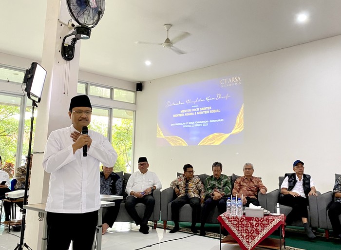 Menteri Sosial (Mensos) Saifullah Yusuf atau Gus Ipul dalam acara Silaturahmi Kebangkitan Kaum Dhuafa bersama Menteri Dikti Saintek, Menteri Agama, dan Menteri Sosial di gedung SMA Unggulan CT Arsa Foundation Sukoharjo, Minggu (23/3/2025).