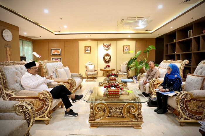 Menteri Sosial Saifullah Yusuf (Gus Ipul) saat menerima audiensi Kadinsos Provinsi Jatim, Restu Novi Widiani dan para kepala dinas sosial se-Jawa Timur di Kantor Kemensos, Jakarta pada Senin (24/3).