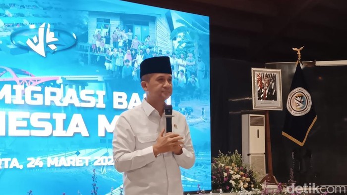 Menteri Transmigrasi Iftitah Sulaiman Suryanegara
