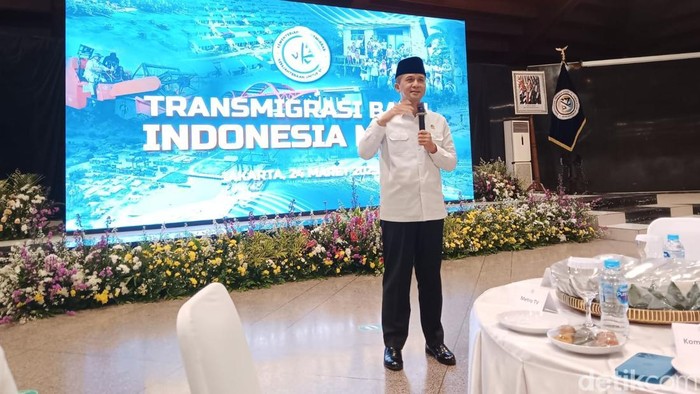 Menteri Transmigrasi Iftitah Sulaiman Suryanegara