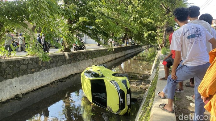 Mobil Brio masuk ke Kali Banger usai mencoba hindari motor di Jalan Krakatau Raya, Kelurahan Karangtempel, Kecamatan Semarang Timur, Kota Semarang, Senin (24/3/2025).