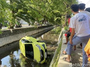 Brio Nyemplung Kali Banger Semarang gegara Salah Injak Gas