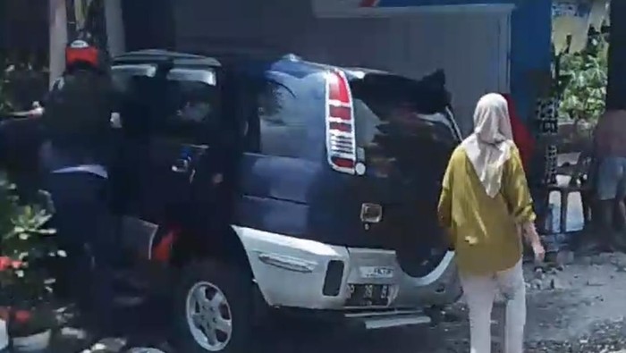 Mobil pegawai Dishub Bone tabrak pagar rumah.