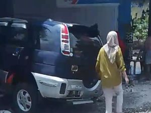 Pegawai Dishub Bone Tabrak Pagar Rumah gegara Ngantuk, Istri Luka-luka