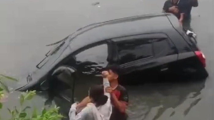 Mobil yang dikendarai sepasang pelajar di Kendari terjun ke laut.