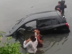 Mobil Sejoli Pelajar di Kendari Terjun ke Laut gegara Ngantuk