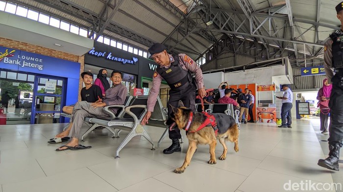 Proses sterilisasi melibatkan anjing pelacak Polrestabes Semarang di Stasiun Tawang, Senin (24/3/2025).