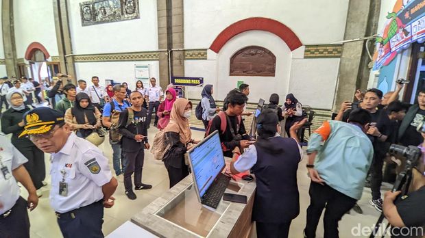 Momen pemudik mulai memadati Stasiun Tawang, Semarang, Senin (24/3/2025).