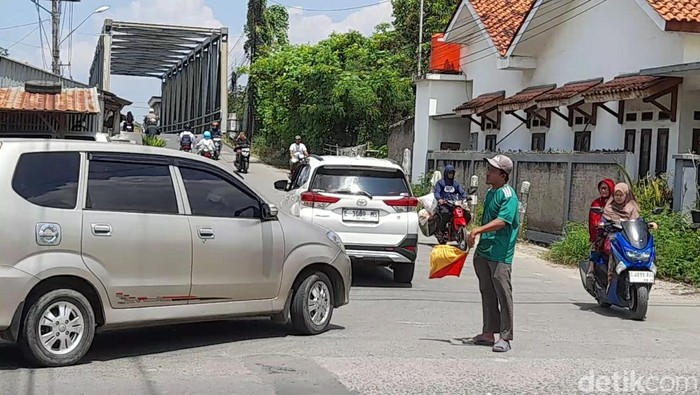 Kondisi lalu lintas di Kecamatan Ketanggungan, Brebes, pada Senin (24/3/2025).
