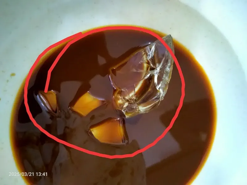 Ngeri! Wanita Ini Temukan Pecahan Kaca di dalam Es Kopinya