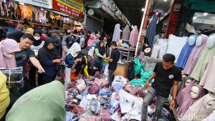 Pasar Tasik Blok F Tanah Abang, Jakarta Pusat, ramai jelang Lebaran, Senin (24/3/2025). Warga berbelanja pakaian untuk Lebaran.