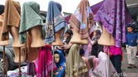 Biasa warga membeli di pasar ini untuk dijual kembali.  