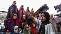 Menurut pedagang saat Ramadan ini, omzet mereka naik 2 sampai 3 kali lipat.  