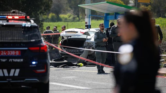 Israeli security forces work at the scene of a suspected shooting and car ramming attack near Yokneam Illit, northern Israel, March 24, 2025. REUTERS/Shir Torem Purchase Licensing Rights
