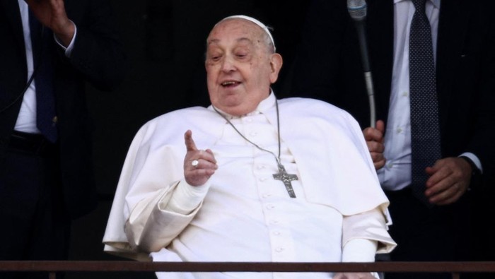 Pope Francis gestures during his first public appearance in five weeks, on the day he is set to be discharged from Gemelli Hospital, in Rome, Italy, March 23, 2025. REUTERS/Guglielmo Mangiapane