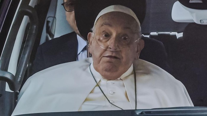Pope Francis leaves in a car the Agostino Gemelli Polyclinic in Rome, Sunday, March 23, 2025, where he was admitted on Feb. 14 for bilateral pneumonia. (AP Photo/Marco Ravagli)