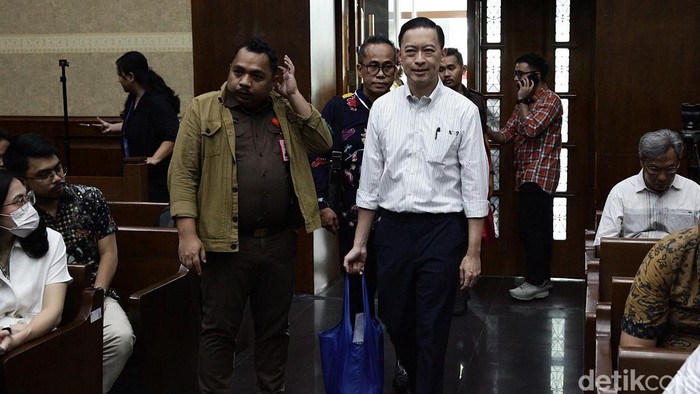 Pegawai Kemendag Bersaksi untuk Tom Lembong Terdakwa kasus dugaan korupsi impor gula Thomas Trikasih Lembong atau Tom Lembong mengikuti sidang lanjutan di Pengadilan Tipikor, Jakarta, Senin (24/3/2025). Sidang tersebut beragenda mendengarkan keterangan empat saksi yang dihadirkan Jaksa Penuntut Umum (JPU) yakni (kanan-kiri) eks Sekretaris Inspektorat Jenderal Kemendag Robert Indarto, Kepala pusat data dan informasi Kemendag Nur Irmansyah, serta pegawai Kemendag Yosi Evelin dan Suci Herawati.