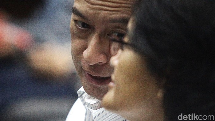 Terdakwa kasus dugaan korupsi impor gula Thomas Trikasih Lembong atau Tom Lembong mengikuti sidang lanjutan di Pengadilan Tipikor, Jakarta, Senin (24/3/2025). Sidang tersebut beragenda mendengarkan keterangan empat saksi yang dihadirkan Jaksa Penuntut Umum (JPU) yakni (kanan-kiri) eks Sekretaris Inspektorat Jenderal Kemendag Robert Indarto, Kepala pusat data dan informasi Kemendag Nur Irmansyah, serta pegawai Kemendag Yosi Evelin dan Suci Herawati.
