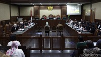 Dalam sidang ini, saksi Suci Herawati mengaku terpaksa membuat konsep surat penugasan impor gula meski hal itu bukan tugasnya.  