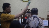 Para saksi disumpah sebelum memberikan keterangan di hadapan hakim.  