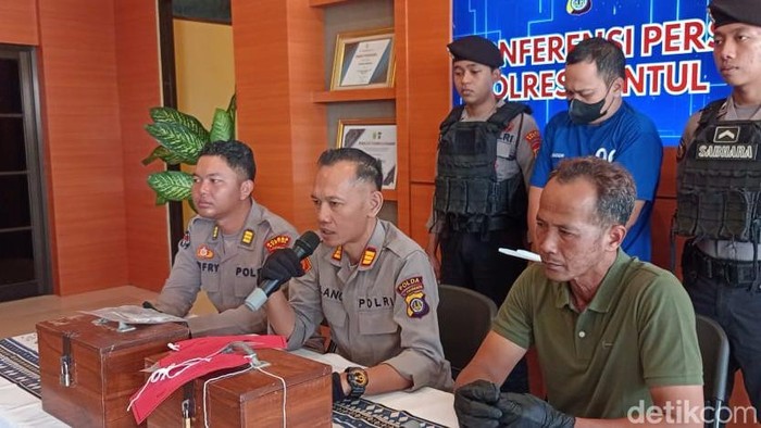 Pelaku pencurian spesialis kotak infak saat dihadirkan di Polres Bantul, Senin (24/3/2025).