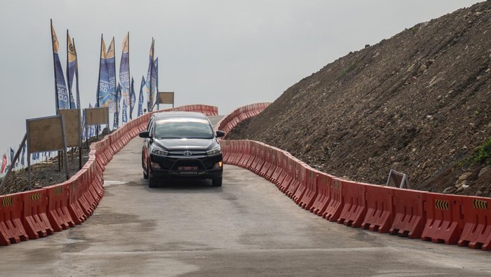 Foto udara kendaraan keluar exit tol fungsional Tamanmartani, Kalasan, Sleman, DI Yogyakarta, Senin (24/3/2025). Exit tol Tamanmartani dibuka secara fungsional dari pukul 07.00 WIB hingga 17.00 WIB itu untuk mengurangi kemacetan yang sering terjadi di jalur utama, seperti di kawasan Prambanan dan Kalasan. ANTARA FOTO/Hendra Nurdiyansyah/Spt.