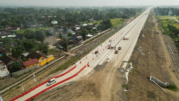 Pembukaan exit tol fungsional Yogyakarta Foto udara kendaraan keluar exit tol fungsional Tamanmartani, Kalasan, Sleman, DI Yogyakarta, Senin (24/3/2025). Exit tol Tamanmartani dibuka secara fungsional dari pukul 07.00 WIB hingga 17.00 WIB itu untuk mengurangi kemacetan yang sering terjadi di jalur utama, seperti di kawasan Prambanan dan Kalasan. ANTARA FOTO/Hendra Nurdiyansyah/Spt.