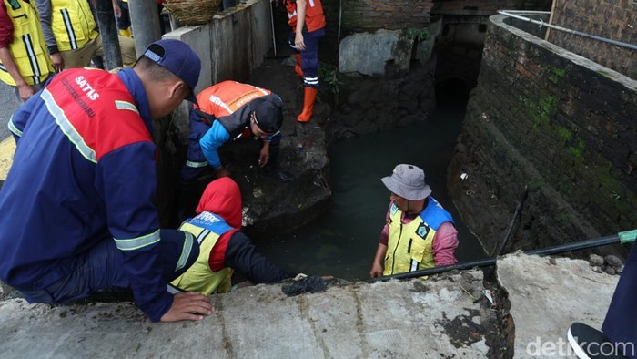 Pemkot Malang saat lakukan normalisasi drainase di Jalan Suhat