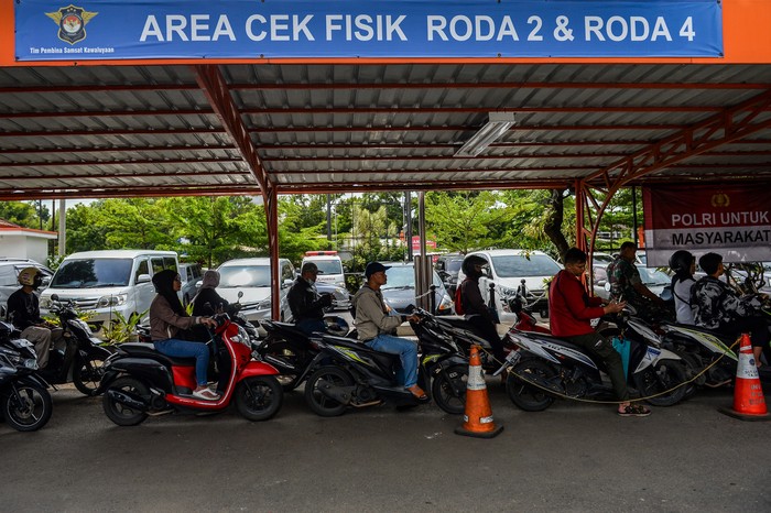 Petugas memeriksa nomor kendaraan milik seorang warga di Samsat Kawaluyaan, Bandung, Jawa Barat, Senin (24/3/2025). Pemerintah Provinsi Jawa Barat mengadakan program pemutihan pajak kendaraan bermotor yang berlaku mulai 20 Maret hingga 6 Juni 2025, pada program pemutihan tersebut masyarakat Jawa Barat mendapatkan pembebasan tunggakan pokok pajak kendaraan serta denda pajak yang terakumulasi dari tahun-tahun sebelumnya. ANTARA FOTO/Raisan Al Farisi/Spt.