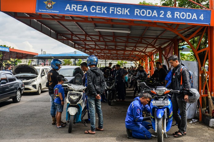 Petugas memeriksa nomor kendaraan milik seorang warga di Samsat Kawaluyaan, Bandung, Jawa Barat, Senin (24/3/2025). Pemerintah Provinsi Jawa Barat mengadakan program pemutihan pajak kendaraan bermotor yang berlaku mulai 20 Maret hingga 6 Juni 2025, pada program pemutihan tersebut masyarakat Jawa Barat mendapatkan pembebasan tunggakan pokok pajak kendaraan serta denda pajak yang terakumulasi dari tahun-tahun sebelumnya. ANTARA FOTO/Raisan Al Farisi/Spt.
