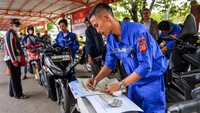 Petugas memeriksa nomor kendaraan milik seorang warga di Samsat Kawaluyaan, Bandung, Jawa Barat, Senin (24/3/2025).