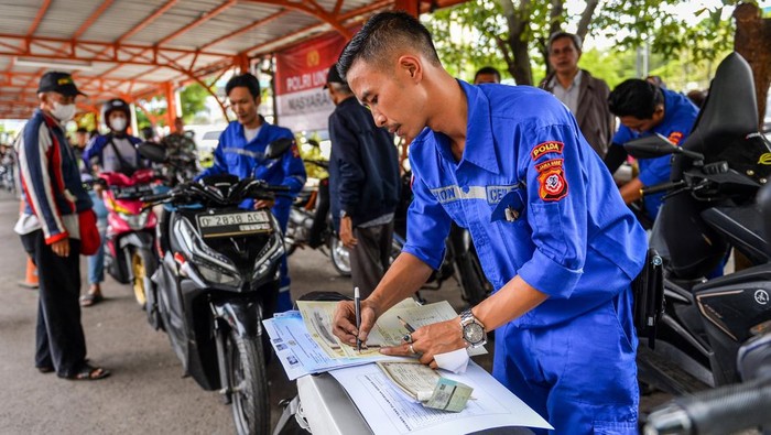 Pemprov Jawa Barat Gelar Program Pemutihan Pajak Petugas memeriksa nomor kendaraan milik seorang warga di Samsat Kawaluyaan, Bandung, Jawa Barat, Senin (24/3/2025). Pemerintah Provinsi Jawa Barat mengadakan program pemutihan pajak kendaraan bermotor yang berlaku mulai 20 Maret hingga 6 Juni 2025, pada program pemutihan tersebut masyarakat Jawa Barat mendapatkan pembebasan tunggakan pokok pajak kendaraan serta denda pajak yang terakumulasi dari tahun-tahun sebelumnya. ANTARA FOTO/Raisan Al Farisi/Spt.