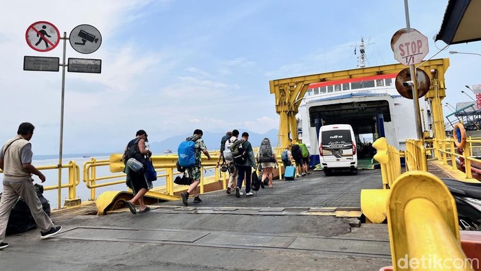 Pemudik di Pelabuhan Ketapang Banyuwangi