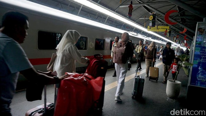 Pemudik mulai padati stasiun surabaya gubeng Pemudik mulai padati stasiun surabaya gubeng